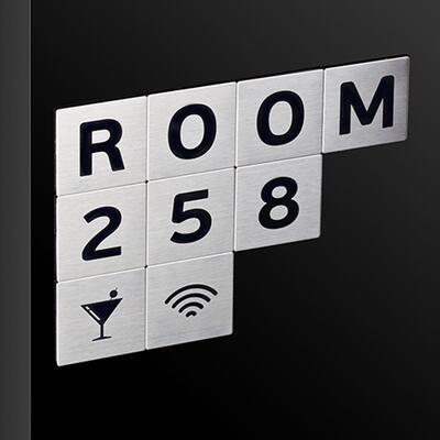 Letras e números em vinil aplicados em aço inox - 75 x 75mm